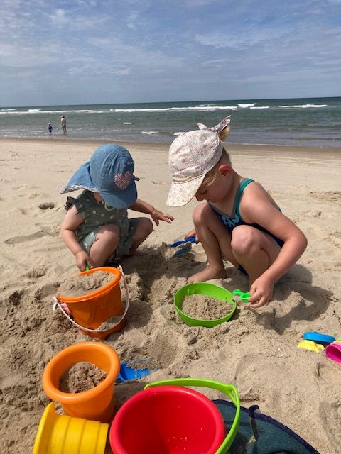 kinder am strand nach urlaub