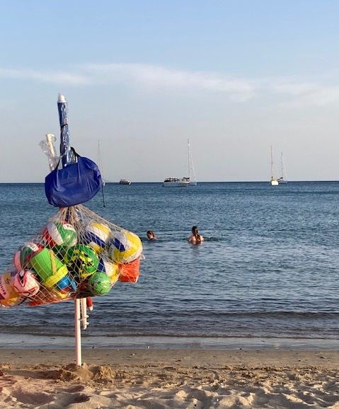 kinder am strand nach urlaub