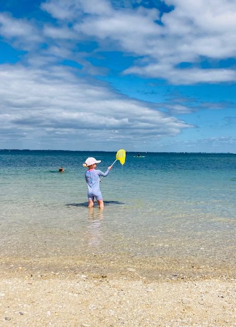 kinder am strand nach urlaub